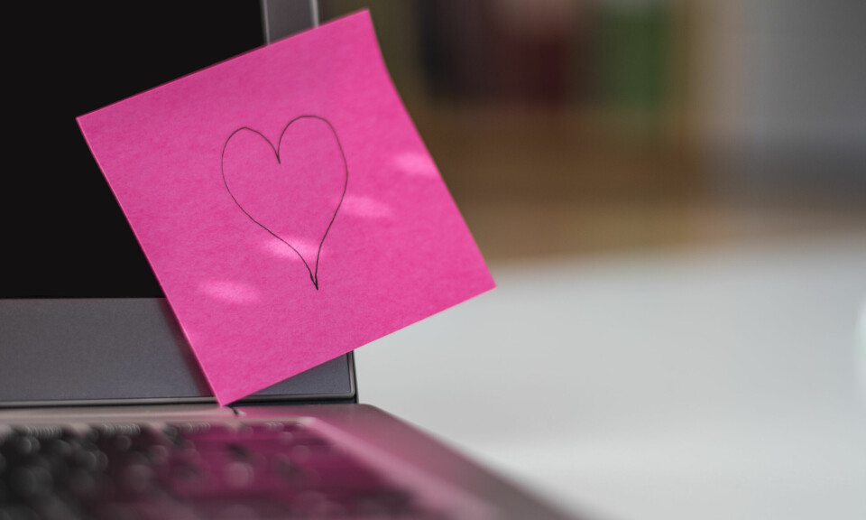 laptop med en rosa postit-lapp påtegnet et hjerte