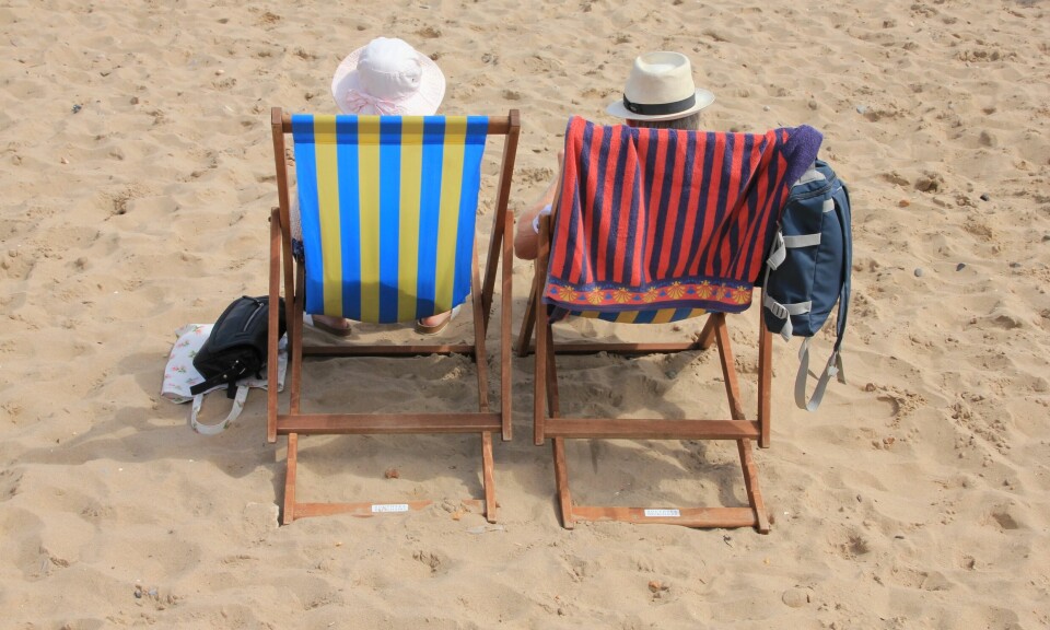 to personer i solstor på en strand bakfra