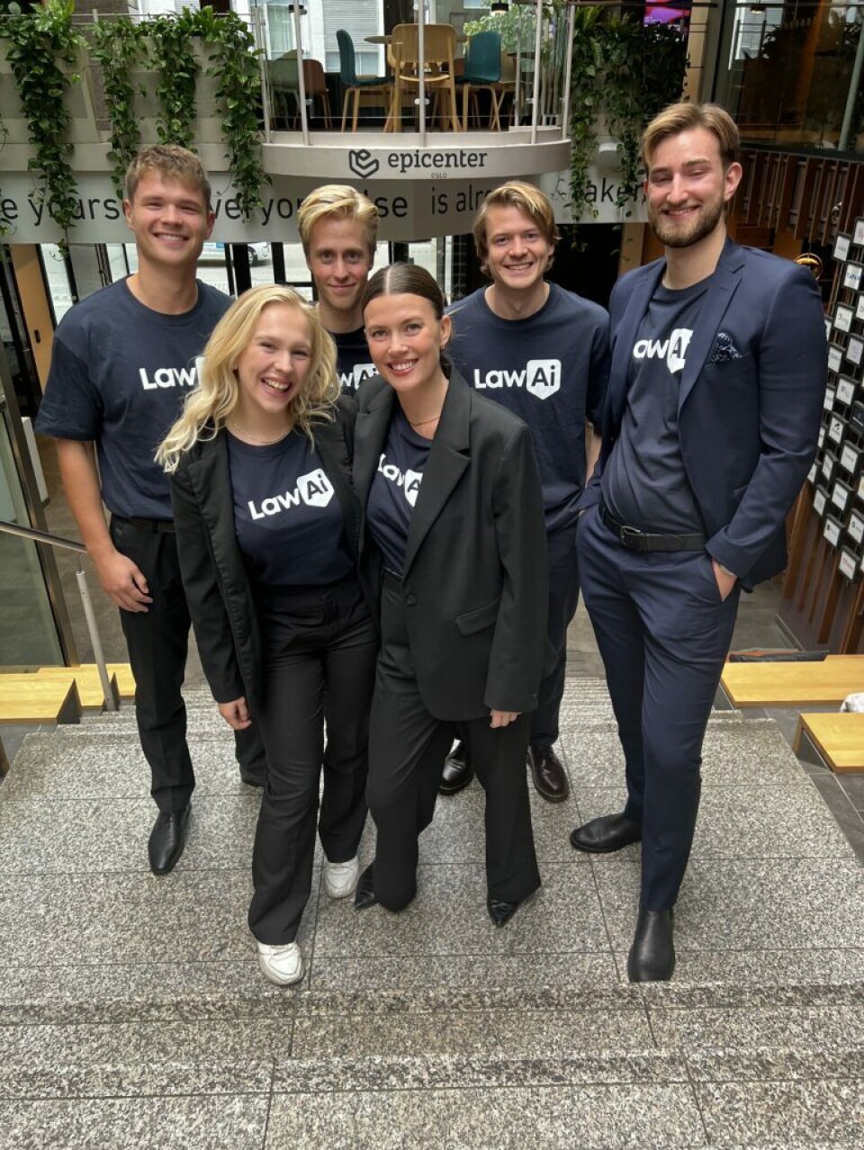 Juridisk ABC har 17 ansatte som utvikler AI-løsningen kontinuerlig. Ansatte hos Juridisk ABC