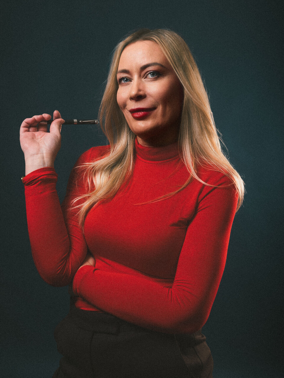 - Jeg ønsket å være en tydelig motsats til det bildet folk flest hadde dannet seg av en hodejeger. Rødt er fint, sier Kristin – og er absolutt blitt synlig, ikke bare for sin visuelle stil, men like mye for sin faglighet. Kristin Westreng Aas
