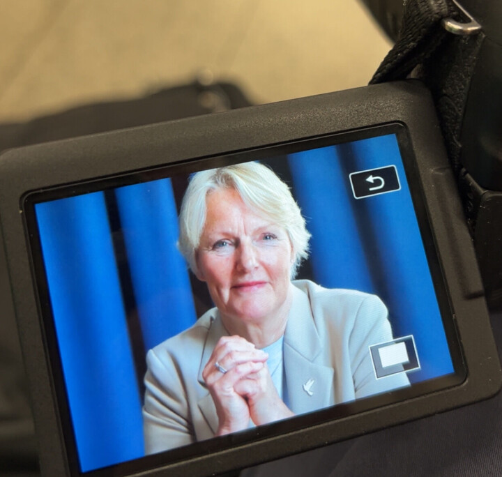 Kjersti Fløgstad skjerm med bilde av Kjersti Fløgstad