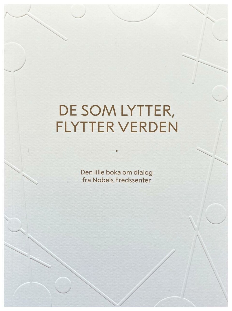 «De som lytter til verden, flytter verden» er den lille boken om dialog fra Nobels Fredssenter. Boka «De som lytter til verden, flytter verden»