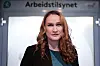 Ingvill Kvernmo står foran Arbeidstilsynets skilt i Oslo.