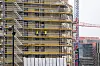 Byggeplass på Økern i Oslo med stillas, kraner og arbeidere på et bygg under oppføring.