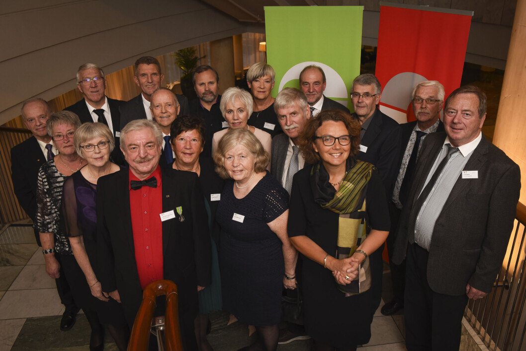 17 50-årsjubilanter ble feiret og gratulert av konsernsjef Tone Wille (foran med briller): Inger Johanne Sæterbø Håland, Jens Leonard Stien, Asbjørn Rolf Bergersen, Svenn Roar Edvardsen, Aslaug Slatlem, Øyvind Gjerde, Arnhild Kristiansen, Bjarne Ravlo, Villfred Farstad, Frank-Johnny Johannesen, Aud Foss, Marit Stensen, Bjørn Nordlien, Ane Lise Olsen, Gunnar Flagtvedt, Bent Oddvar Stensrud og Arvid Espebu. FOTO: Birger Morken / Posten 17 50-årsjubilanter ble feiret og gratulert av konsernsjef Tone Wille (foran med briller): Inger Johanne Sæterbø Håland, Jens Leonard Stien, Asbjørn Rolf Bergersen, Svenn Roar Edvardsen, Aslaug Slatlem, Øyvind Gjerde, Arnhild Kristiansen, Bjarne Ravlo, Villfred Farstad, Frank-Johnny Johannesen, Aud Foss, Marit Stensen, Bjørn Nordlien, Ane Lise Olsen, Gunnar Flagtvedt, Bent Oddvar Stensrud og Arvid Espebu. FOTO: Birger Morken / Posten