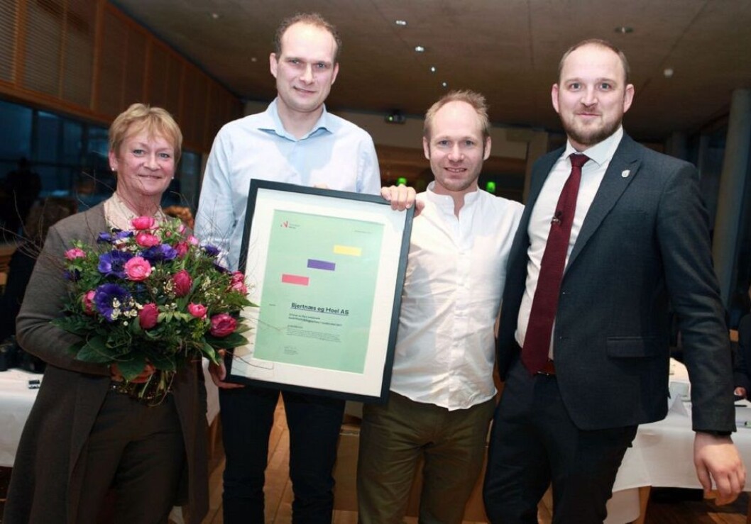 Verdige vinnere av BU-prisen 2017. Fra venstre: Inger Solberg i Innovasjon Norge, Henrik Raastad-Hoel, Åsmund Bjertnæs og mat -og landbruksminister Jon Georg Dale. Foto: Vidar Alfarnes Verdige vinnere av BU-prisen 2017. Fra venstre: Inger Solberg i Innovasjon Norge, Henrik Raastad-Hoel, Åsmund Bjertnæs og mat -og landbruksminister Jon Georg Dale. Foto: Vidar Alfarnes