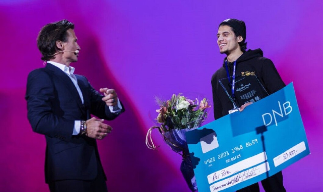 Petter A. Stordalen overrakte Ali Popal mer enn bare prisen for Årets medarbeider under helgens medarbeidersamling i Nordic Choice Hotels. Petter A. Stordalen overrakte Ali Popal mer enn bare prisen for Årets medarbeider under helgens medarbeidersamling i Nordic Choice Hotels.
