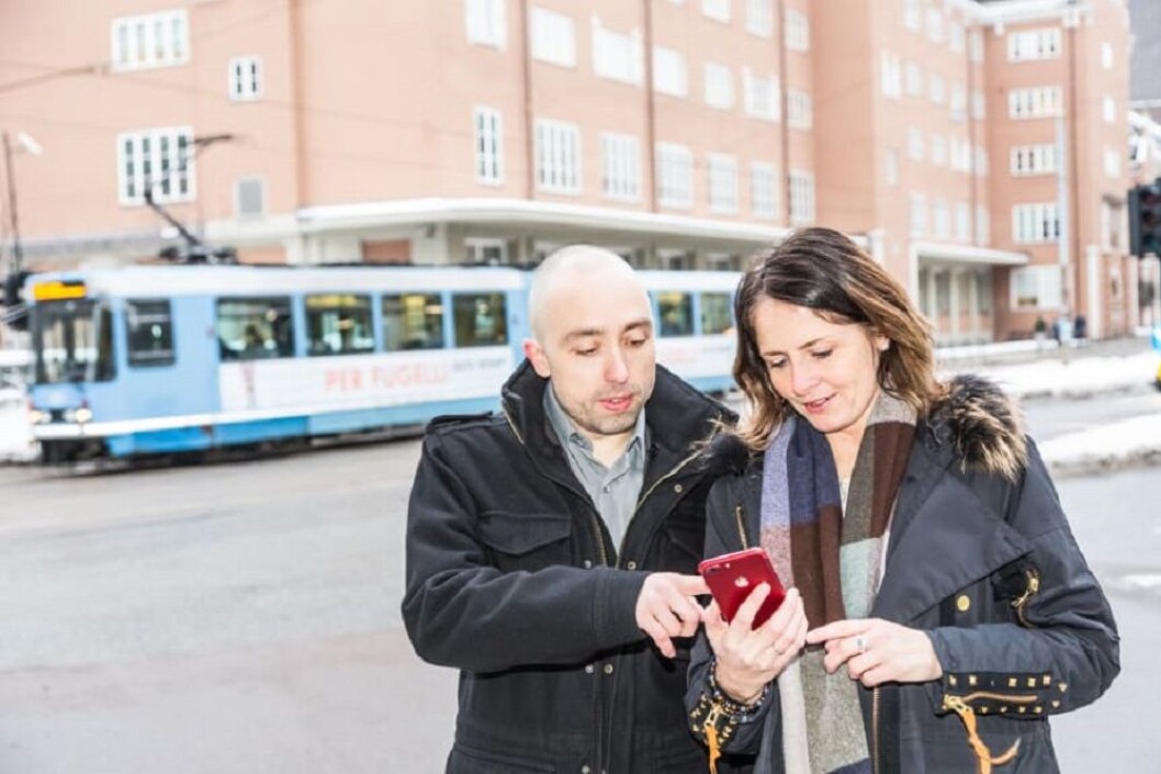 ALL KOLLEKTIVINFO SAMLET I EN APP: Informasjonsarkitekt Kristian Syversen i Sopra Steria og prosjektleder Hanne Nettum Breivik i Entur vil hjelpe reisende med å bli bedre kollektivbrukere også på bortebane. Foto: Kristin Jacobsen/Studio Oscar ALL KOLLEKTIVINFO SAMLET I EN APP: Informasjonsarkitekt Kristian Syversen i Sopra Steria og prosjektleder Hanne Nettum Breivik i Entur vil hjelpe reisende med å bli bedre kollektivbrukere også på bortebane. Foto: Kristin Jacobsen/Studio Oscar