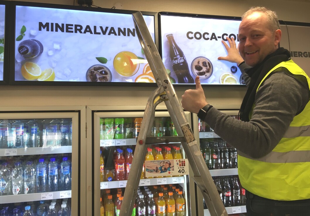 I SVING. Frode Nygaard monterer skilt på Circle K Viken i Bergen. Foto: Circle K. I SVING. Frode Nygaard monterer skilt på Circle K Viken i Bergen. Foto: Circle K.