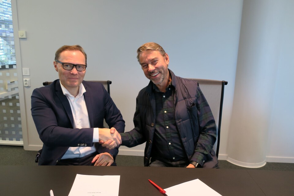 Jens Middborg fra Capgemini (til venstre) og Ståle Lindbo fra Røde Kors (til høyre) ved signering av partneravtalen