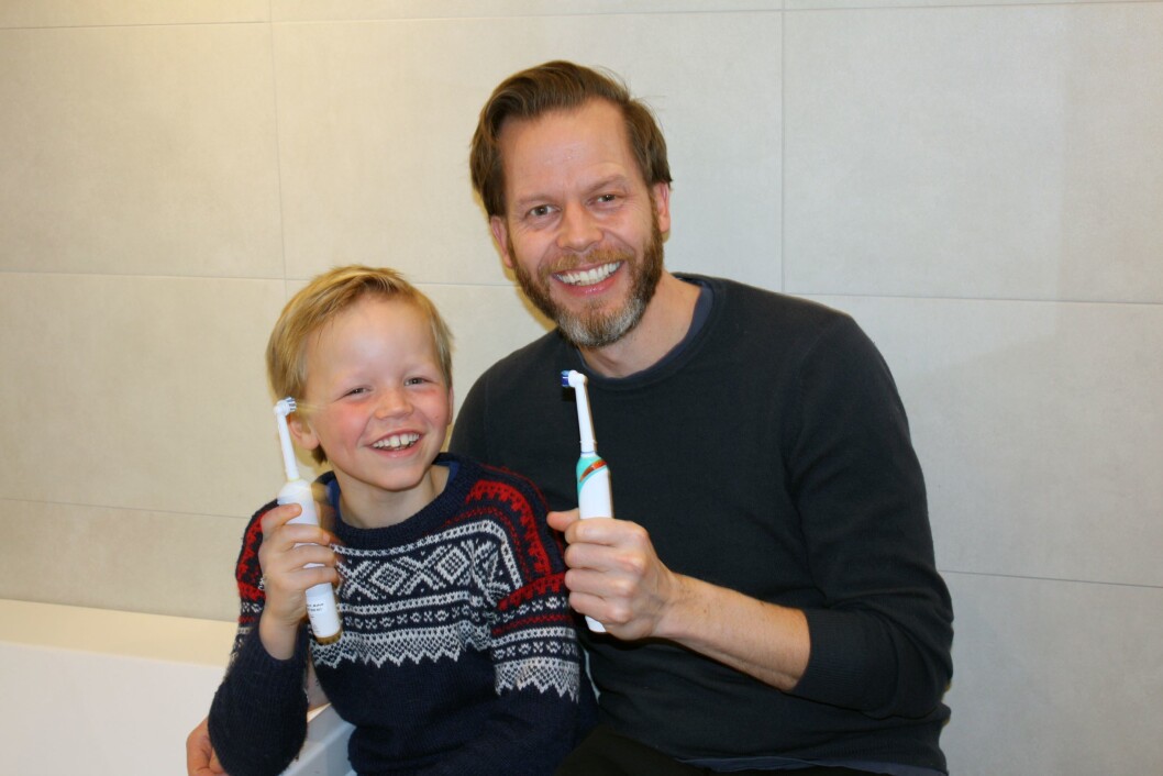 Markus (8) og hotelldirektør Kristian Fredrik Mehus håper Scandic vil spare 200 mill. liter vann.(Foto: Scandic) Markus (8) og hotelldirektør Kristian Fredrik Mehus håper Scandic vil spare 200 mill. liter vann.(Foto: Scandic)