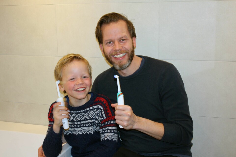Markus (8) og hotelldirektør Kristian Fredrik Mehus håper Scandic vil spare 200 mill. liter vann.(Foto: Scandic)