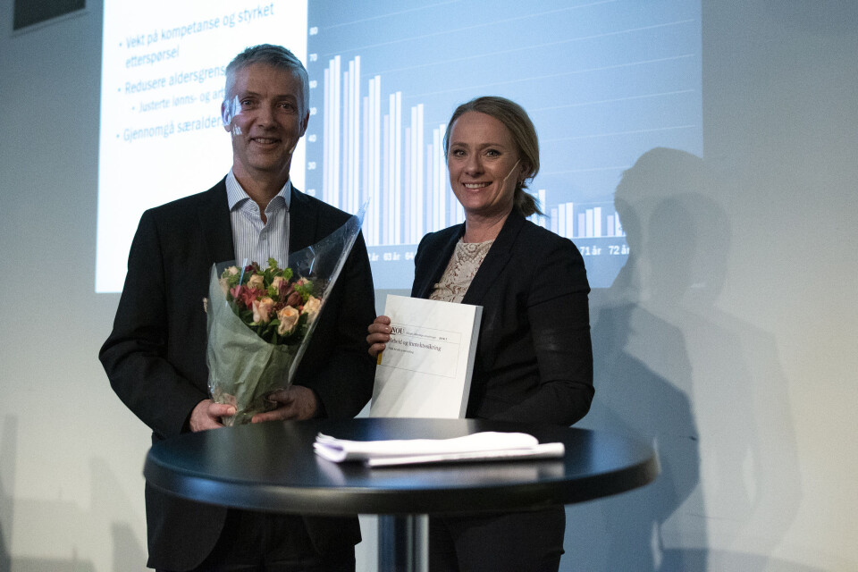 Professor Steinar Holden (UiO) overrakte ekspertgruppens NOU «Arbeid og inntektssikring» til arbeids- og sosialminister Anniken Hauglie torsdag 28. mars. (Foto: Jan Richard Kjelstrup/ASD)