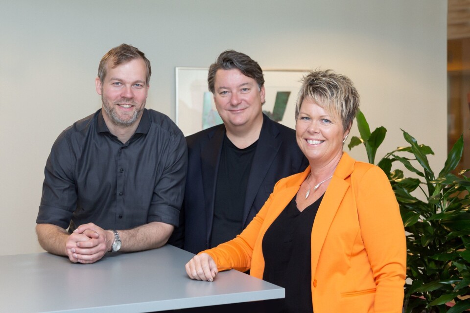 Sopra Steria hjelper Aker BP-ansatte med å ta «digitalt førerkort» som del av oljeselskapets digitaliseringsreise. Fra venstre, Kristian Spilhaug og Pål Voss i Sopra Steria og Hege Jarstø i Aker BP. (Foto: Sopra Steria)