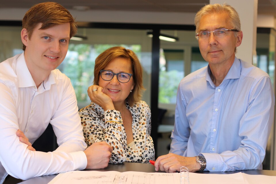 Erlend Wegger (t.v) er tredje generasjon som leder av WK Entreprenør, en rolle som hans far Jørn Wegger (t.h) også har hatt. Hilde Glenne (i midten) er leder for strategi, kultur og HR i WK Entreprenør.
