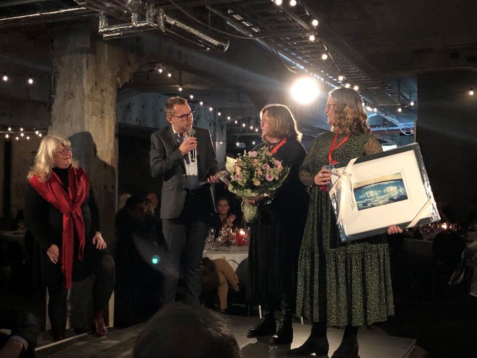 Vinneren av kompetanseprisen 2019 er Agder Energi, forteller Sissel Pettersen, fra juryen (t.v.) Steffen Syvertsen, Ingebjørg Trydal og Kirsti Jacob takker for prisen under "Agdermøtet" mandag kveld.
