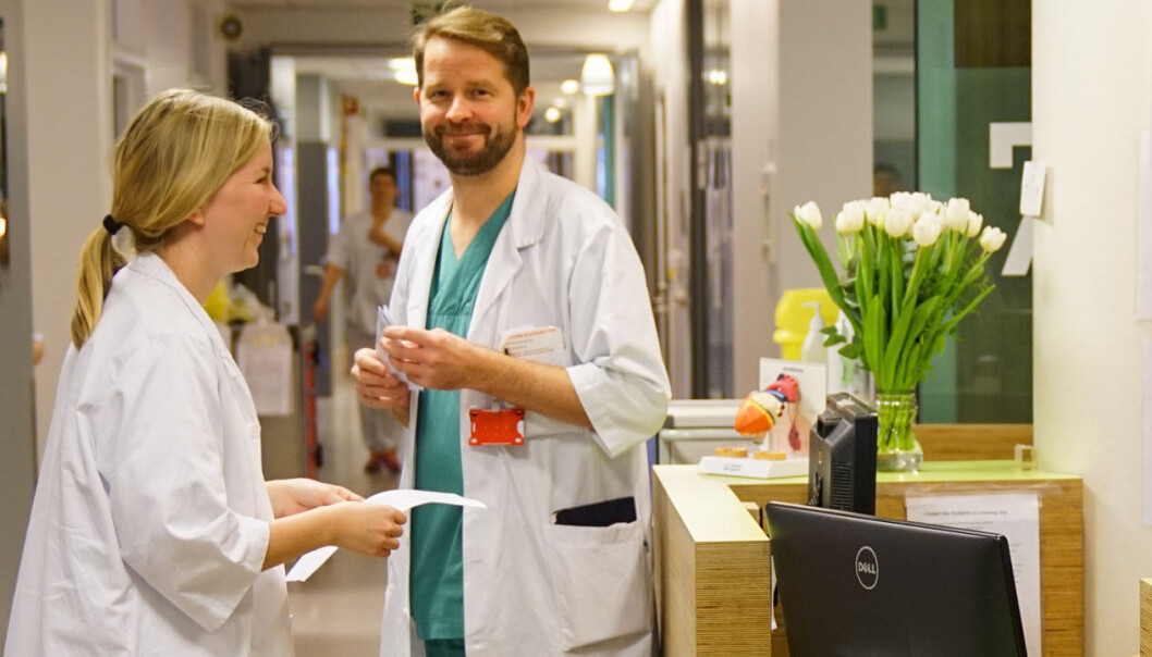 Hele 1025 personer har meldt seg til tjeneste etter at Helse Midt-Norge mandag ettermiddag etterlyste helsepersonell. Her lege i spesialisering Ola Kleveland sammen med en LIS-lege. Hele 1025 personer har meldt seg til tjeneste etter at Helse Midt-Norge mandag ettermiddag etterlyste helsepersonell. Her lege i spesialisering Ola Kleveland sammen med en LIS-lege.