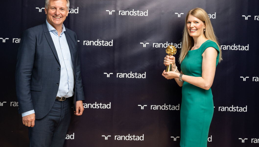 TechnipFMC mottok prisen for Norges mest attraktive arbeidsgiver. Global Talent Manager, Maria Roots Morland tok imot statuetten. Til venstre Eivind Bøe, administrerende direktør i Randstad Norge. TechnipFMC mottok prisen for Norges mest attraktive arbeidsgiver. Global Talent Manager, Maria Roots Morland tok imot statuetten. Til venstre Eivind Bøe, administrerende direktør i Randstad Norge.