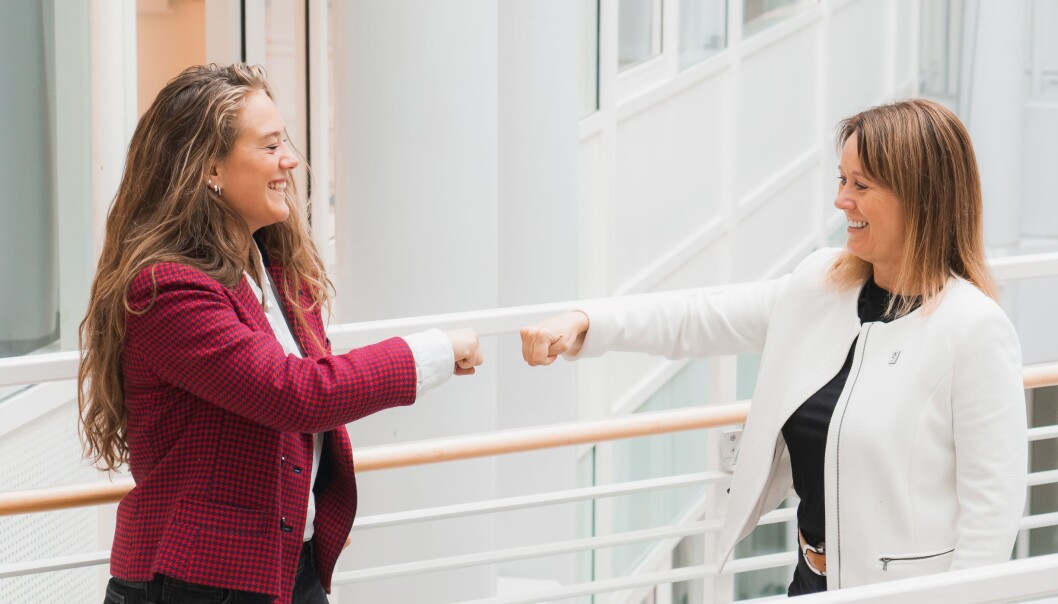 Elin Nørve (t.v.), grunnlegger og CEO i Future Leaders Global, og Heidi Åberg, direktør arbeidsliv og innovasjon ved Høyskolen Kristiania, tenker avtalen er vinn-vinn. Elin Nørve (t.v.), grunnlegger og CEO i Future Leaders Global, og Heidi Åberg, direktør arbeidsliv og innovasjon ved Høyskolen Kristiania, tenker avtalen er vinn-vinn.