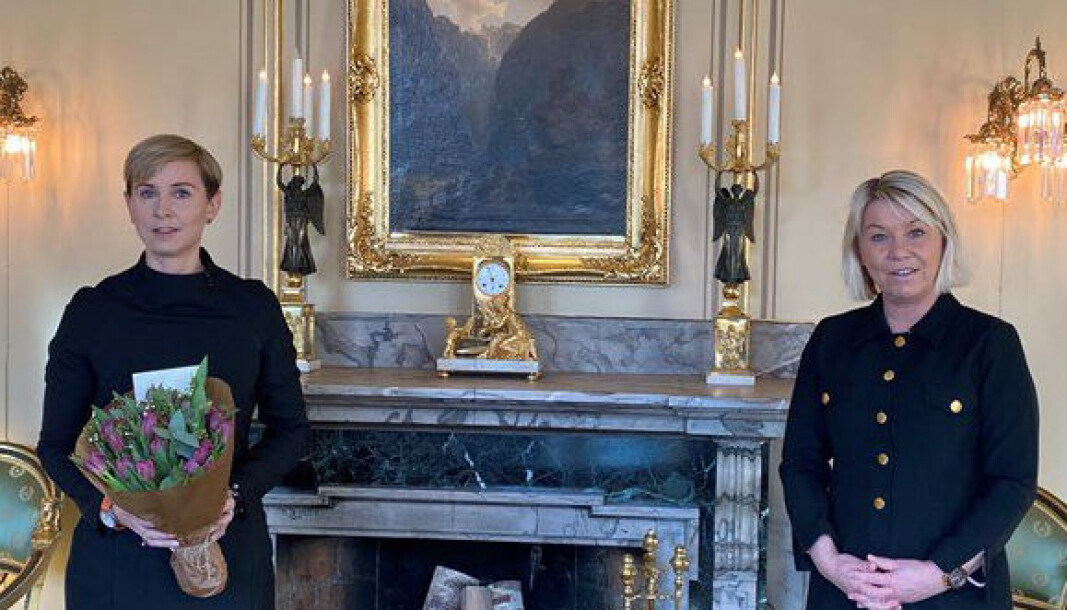 Sofie Nystrøm (t.v.) er utnevnt til ny direktør i Nasjonal sikkerhetsmyndighet. I den anledning fikk hun blomster av justis- og beredskapsminister Monica Mæland. Sofie Nystrøm (t.v.) er utnevnt til ny direktør i Nasjonal sikkerhetsmyndighet. I den anledning fikk hun blomster av justis- og beredskapsminister Monica Mæland.