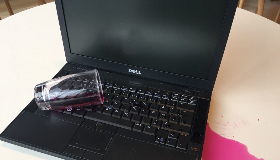 Kaffe og andre drikkevarer i pc og mobiltelefon er blant de uhellene som rammer flest på hjemmebane. Kaffe og andre drikkevarer i pc og mobiltelefon er blant de uhellene som rammer flest på hjemmebane.