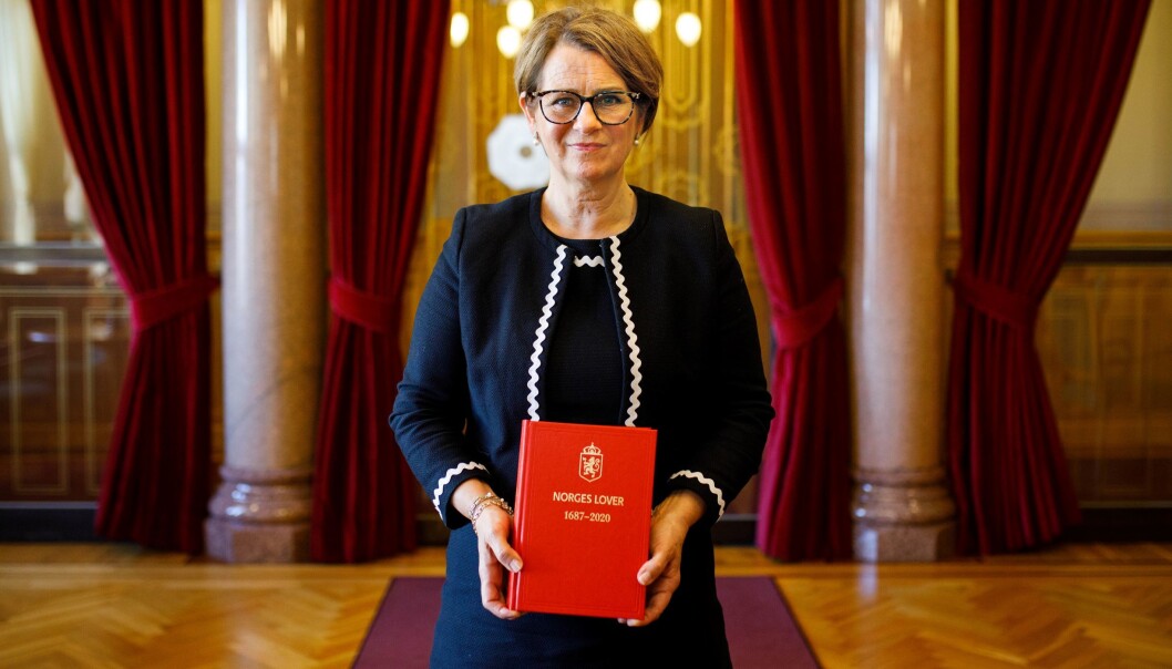 – Det er faktisk ganske unikt at vi i Norge har en samling av alle gjeldende lover tilgjengelig i ett trykt bind. Dette har Stortinget ønsket å videreføre, sier stortingspresident Tone Wilhelmsen Trøen. – Det er faktisk ganske unikt at vi i Norge har en samling av alle gjeldende lover tilgjengelig i ett trykt bind. Dette har Stortinget ønsket å videreføre, sier stortingspresident Tone Wilhelmsen Trøen.