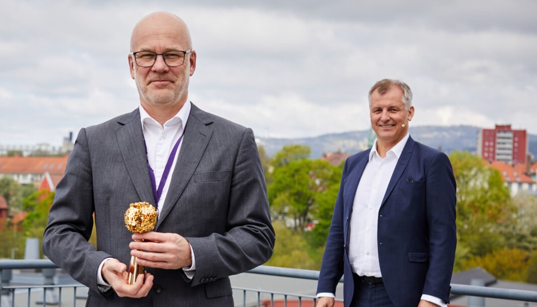 Kringkastingssjef Thor Gjermund Eriksen fikk overlevert det håndfaste symbolet på at NRK er landets mest populære bedrift av Randstad-sjef Eivind Bøe. Kringkastingssjef Thor Gjermund Eriksen fikk overlevert det håndfaste symbolet på at NRK er landets mest populære bedrift av Randstad-sjef Eivind Bøe.
