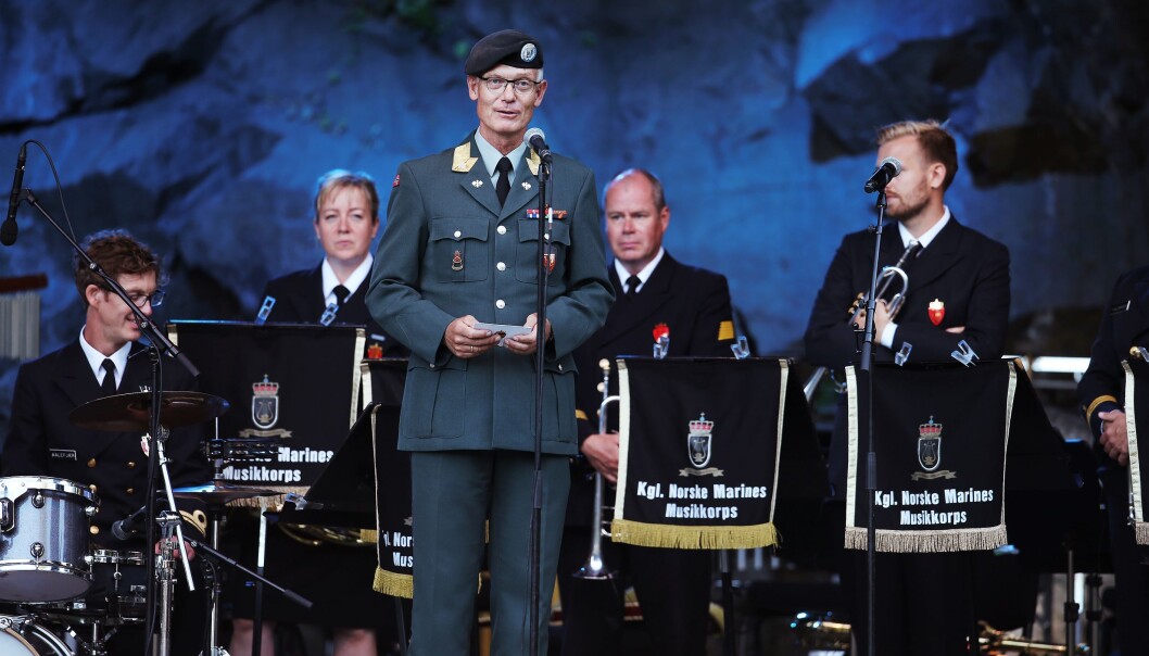 Brigader Arne Opperud taler fra scenen ved Karpedammen i forbindelse med en konsert med Kongelige Norske Marines Musikkorps og Forsvarets Stabsmusikkorps. Brigader Arne Opperud taler fra scenen ved Karpedammen i forbindelse med en konsert med Kongelige Norske Marines Musikkorps og Forsvarets Stabsmusikkorps.