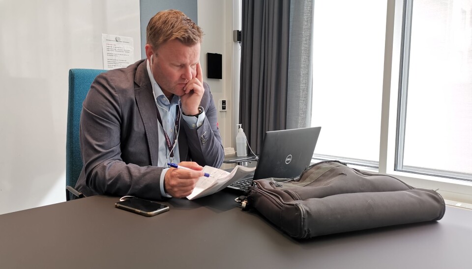 Veske, pc, mobil og en bunke med A4-ark. Det er det som skal til for å være pålogget hele tiden.