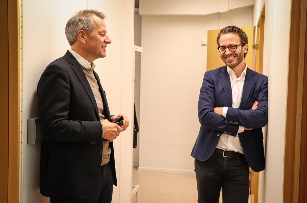 En ny god informasjonsøkt er gjennomført på direkten. Administrerende direktør Trond Hagerud (t.v.) og HR-sjef Frode Ek Skarnes kan koste på seg et par fornøyde smil. En ny god informasjonsøkt er gjennomført på direkten. Administrerende direktør Trond Hagerud (t.v.) og HR-sjef Frode Ek Skarnes kan koste på seg et par fornøyde smil.