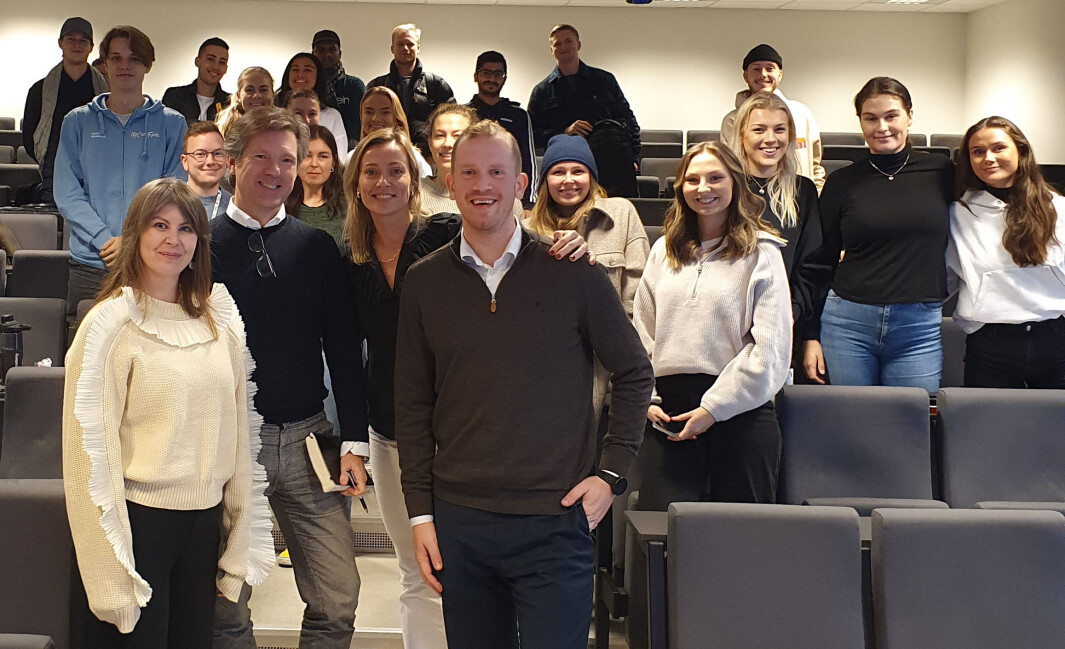 Forretningsforståelse og praktisk bruk er et vesentlig innslag i det nye HR-studiet på Høyskolen Kristiania. Samarbeidspartner CatalystOne inviterte noen av sine kunder til å forelese sist uke. Fra venstre Jennika Levin, VP Product Strategy (CatalystOne), Jan Dahm-Simonsen, VP of Human Resources (FREYR), Janicke Mabro Carlsson, Sales Executive (CatalystOne), Kristoffer Løvmyr, Head of Global Compensation and HR Services (XXL). Forretningsforståelse og praktisk bruk er et vesentlig innslag i det nye HR-studiet på Høyskolen Kristiania. Samarbeidspartner CatalystOne inviterte noen av sine kunder til å forelese sist uke. Fra venstre Jennika Levin, VP Product Strategy (CatalystOne), Jan Dahm-Simonsen, VP of Human Resources (FREYR), Janicke Mabro Carlsson, Sales Executive (CatalystOne), Kristoffer Løvmyr, Head of Global Compensation and HR Services (XXL).