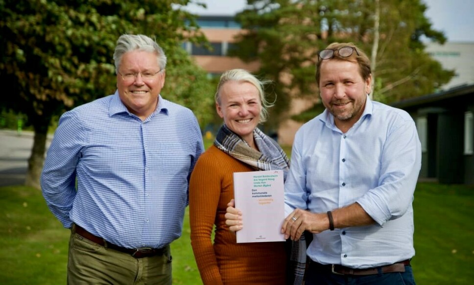 Morten Øgård (t.v.), Linda Hye og Are Vegard haug fra Senter for anvendt kommunalforskning står bak den nye boken. Medforfatter Harald Baldersheim er ikke med på bildet.