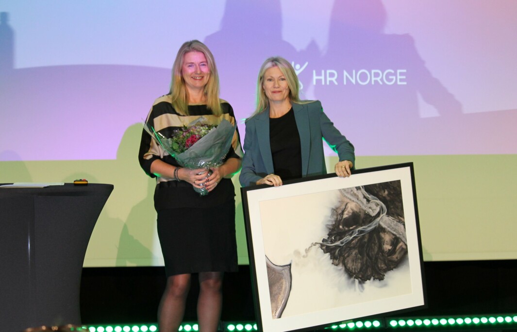 Tove Selnes (t.v.), styreleder i HR Norge, og prisvinneren Siri Kalvig. Tove Selnes (t.v.), styreleder i HR Norge, og prisvinneren Siri Kalvig.