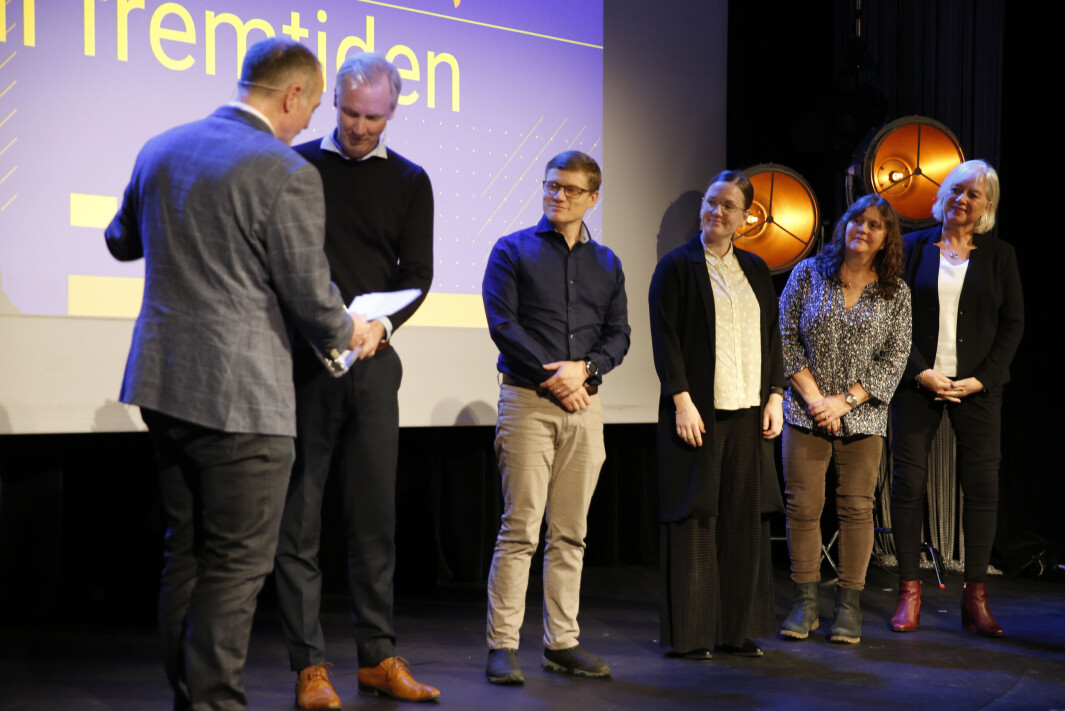 Prisen ble delt ut av Arnfinn Bjørshol, styreleder, Akan Kompetansesenter, den ble varmt mottatt av Nikolai Utheim, Adm.dir Coor Norge under Akan-Dagene i Oslo 24. november. Prisen er et bilde av kunstneren Sverre Bjertnæs. Prisen ble delt ut av Arnfinn Bjørshol, styreleder, Akan Kompetansesenter, den ble varmt mottatt av Nikolai Utheim, Adm.dir Coor Norge under Akan-Dagene i Oslo 24. november. Prisen er et bilde av kunstneren Sverre Bjertnæs.