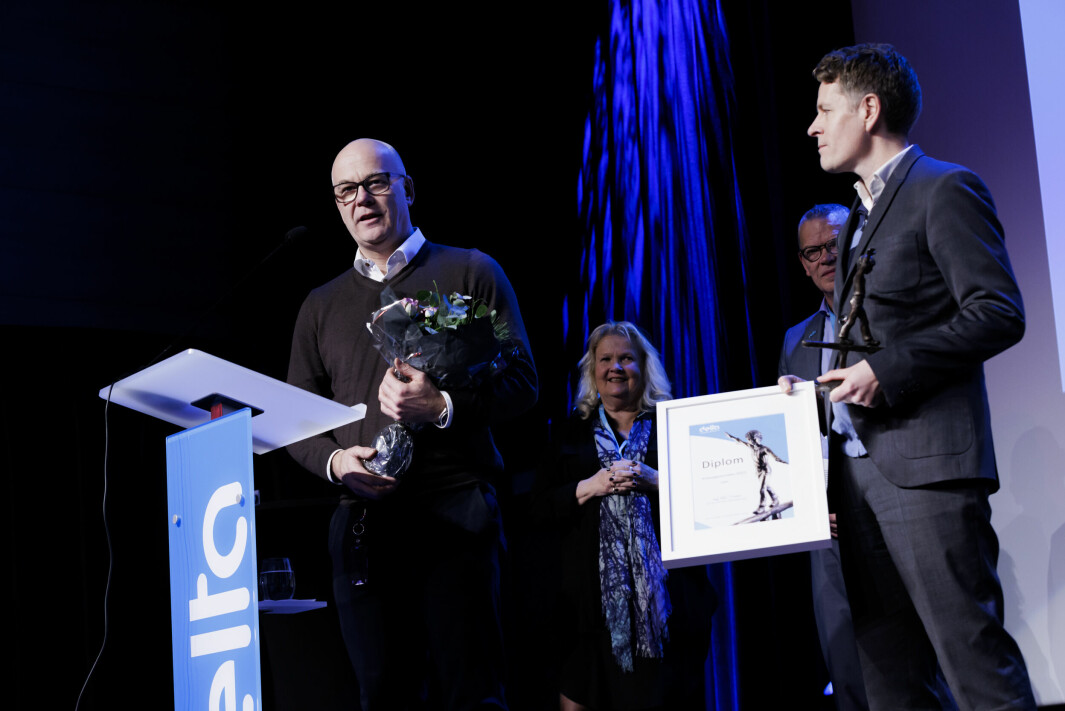 Vinner av Deltas arbeidsgiverpris 2021 er ledelsen i NRK. Kringkastingssjef Thor Gjermund Eriksen (t.v.) og organisasjonsdirektør Olav Hypher tar imot prisen.