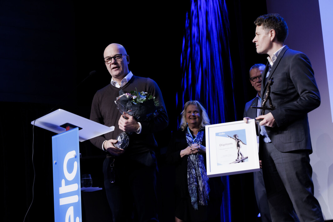 Vinner av Deltas arbeidsgiverpris 2021 er ledelsen i NRK. Kringkastingssjef Thor Gjermund Eriksen (t.v.) og organisasjonsdirektør Olav Hypher tar imot prisen. Vinner av Deltas arbeidsgiverpris 2021 er ledelsen i NRK. Kringkastingssjef Thor Gjermund Eriksen (t.v.) og organisasjonsdirektør Olav Hypher tar imot prisen.