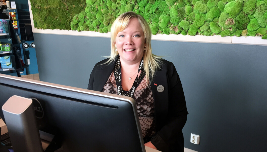 - I norsk arbeidsliv må man bli enda flinkere til å se på personer med funksjonsnedsettelser som ressurser, og ikke utfordringer, sier resepsjonist og rullestolbruker Kristine Johansen ved Scandic Lerkendal. - I norsk arbeidsliv må man bli enda flinkere til å se på personer med funksjonsnedsettelser som ressurser, og ikke utfordringer, sier resepsjonist og rullestolbruker Kristine Johansen ved Scandic Lerkendal.