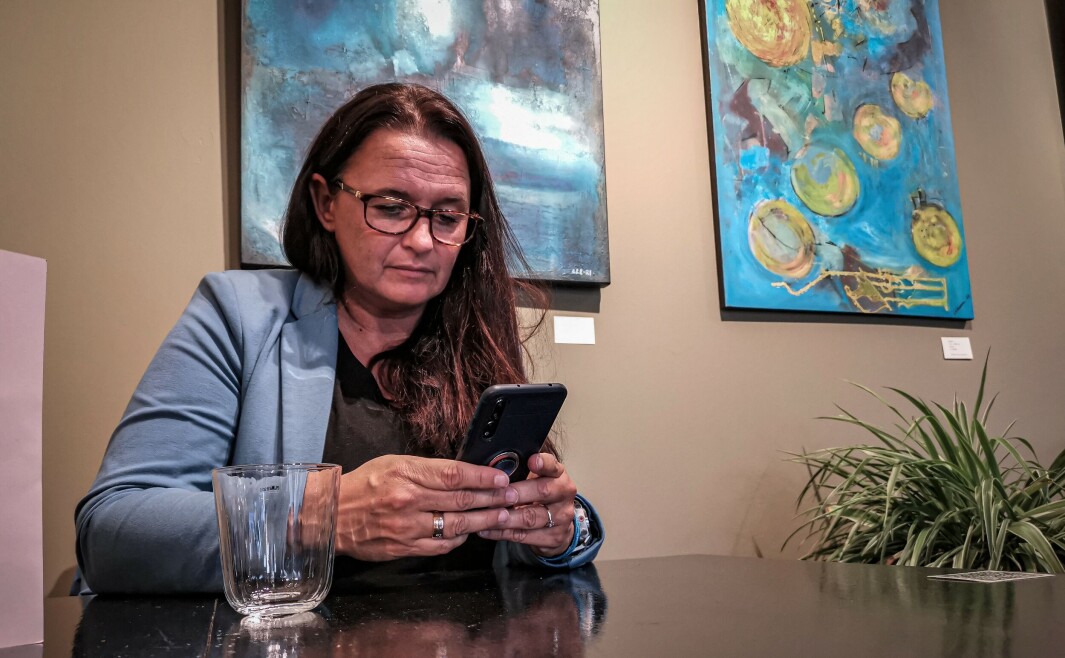 Et typisk kontor. Ute hos kunde, nødvendige blikk på mobilen. Marthe må følge kontinuerlig med på sin egen status, på oppdragene og henvendelsene. Et typisk kontor. Ute hos kunde, nødvendige blikk på mobilen. Marthe må følge kontinuerlig med på sin egen status, på oppdragene og henvendelsene.