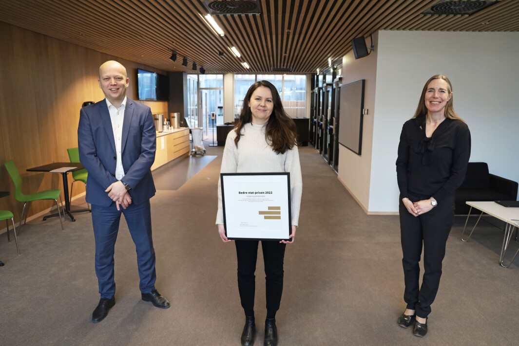 Finansminister Trygve Slagsvold Vedum delte ut årets Bedre stat-pris til seniorrådgiver Mari Hidle Simonsen, som tok imot prisen på vegne av Utdanningsdirektoratet. Til høyre direktør for DFØ, Hilde Singsaas. Finansminister Trygve Slagsvold Vedum delte ut årets Bedre stat-pris til seniorrådgiver Mari Hidle Simonsen, som tok imot prisen på vegne av Utdanningsdirektoratet. Til høyre direktør for DFØ, Hilde Singsaas.