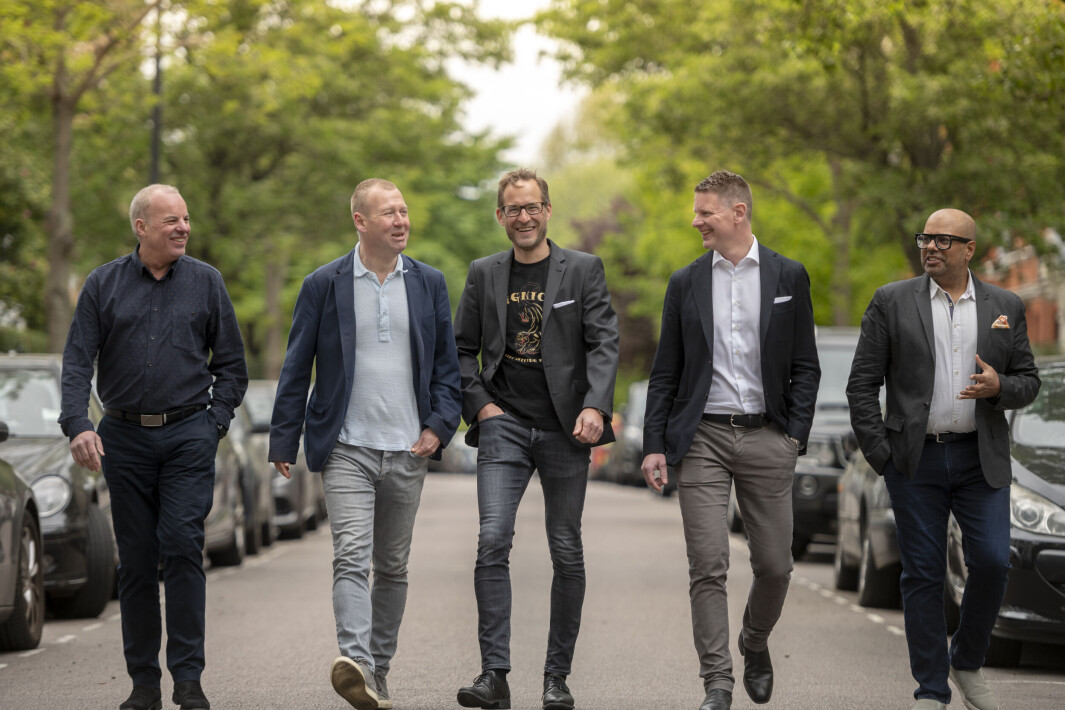 Det britiske antisvindelselskapet Sphonic blir en del av norske Signicat. Fra venstre: Terry Chow, operasjonsdirektør i Sphonic; Andy Lee, grunnlegger og administrerende direktør i Sphonic; Asger Hattel, administrerende direktør i Signicat; Joakim Harging, regiondirektør for Norden og Storbritannia i Signicat; og Riten Gohil, partner i Sphonic. Det britiske antisvindelselskapet Sphonic blir en del av norske Signicat. Fra venstre: Terry Chow, operasjonsdirektør i Sphonic; Andy Lee, grunnlegger og administrerende direktør i Sphonic; Asger Hattel, administrerende direktør i Signicat; Joakim Harging, regiondirektør for Norden og Storbritannia i Signicat; og Riten Gohil, partner i Sphonic.