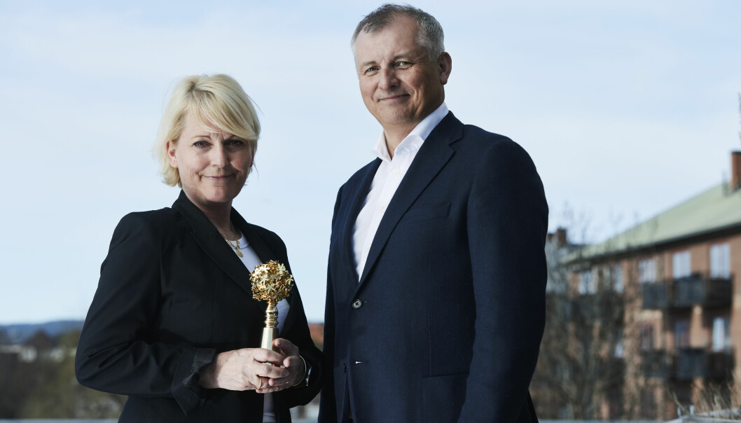Ny kringkastingssjef i NRK, Vibeke Fürst Haugen, mottar prisen som Norges mest attraktive arbeidsgiver fra administrerende direktør i Randstad, Eivind Bøe.