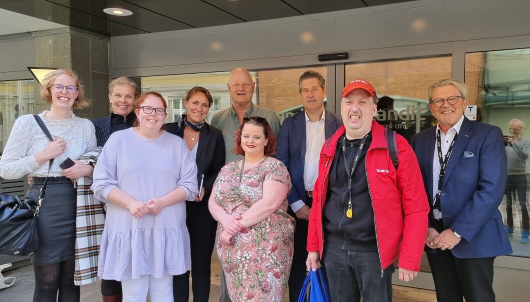 Fire dyktige medarbeidere som har blitt rekruttert gjennom Helt Med, sammen med ledelsen på Scandic Bergen City og representanter fra ledergruppen i Scandic Norge. Fire dyktige medarbeidere som har blitt rekruttert gjennom Helt Med, sammen med ledelsen på Scandic Bergen City og representanter fra ledergruppen i Scandic Norge.