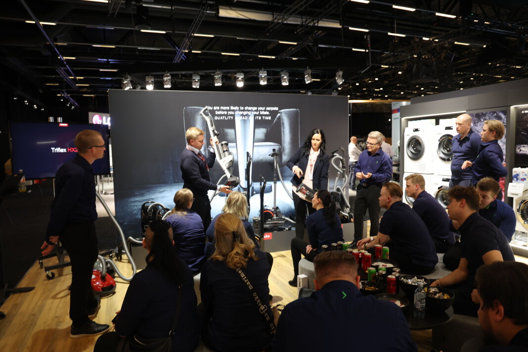 Rundt 5000 Elkjøp-ansatte deltar på Nordens største elektronikkmesse i disse dager - og får samtidig muligheten til å bygge kultur i selskapet. Rundt 5000 Elkjøp-ansatte deltar på Nordens største elektronikkmesse i disse dager - og får samtidig muligheten til å bygge kultur i selskapet.