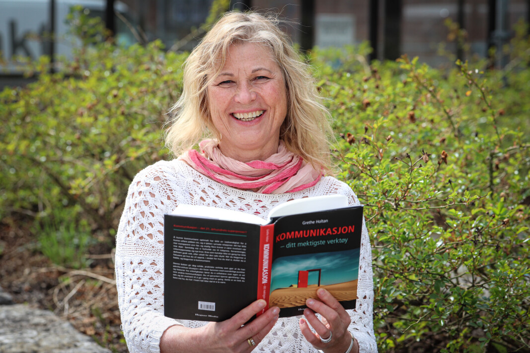 Grethe Holtan har akkurat begått sin andre bok, klar for lansering i september. Gjennom flere år har hun samlet erfaringer og kunnskap – nå under tittelen «Kommunikasjon – ditt mektigste verktøy». Grethe Holtan har akkurat begått sin andre bok, klar for lansering i september. Gjennom flere år har hun samlet erfaringer og kunnskap – nå under tittelen «Kommunikasjon – ditt mektigste verktøy».