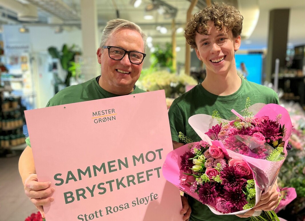Butikkleder Sverre Jentoft Bratlie og butikkmedarbeider Max Reynolds ved Mester Grønn Tangen senter.