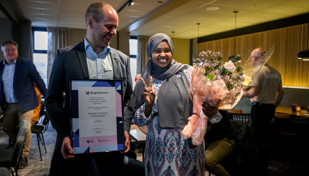 Hotelldirektør Erik Fostervoll og kokk og servitør Shukri Yasin. Hotelldirektør Erik Fostervoll og kokk og servitør Shukri Yasin.