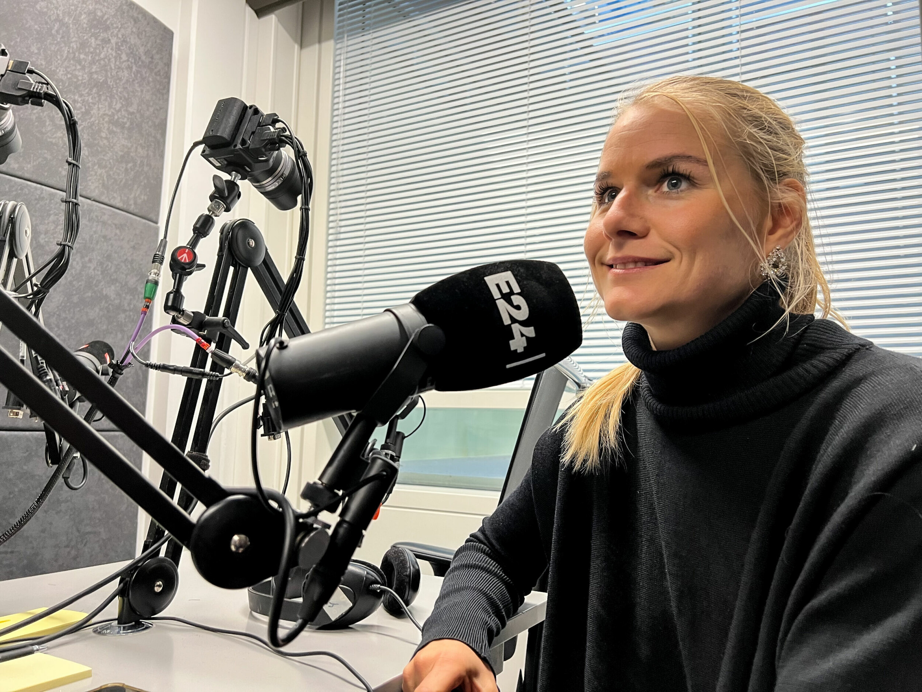 Yrja Oftedahl er på plass i E24/Schibsteds podkast-studio for å spille inn en ny episode av «Power Ladies». Så langt er det blitt nærmere 200 episoder – og hun mener fortsatt at det er veldig mange kvinner å ta av.