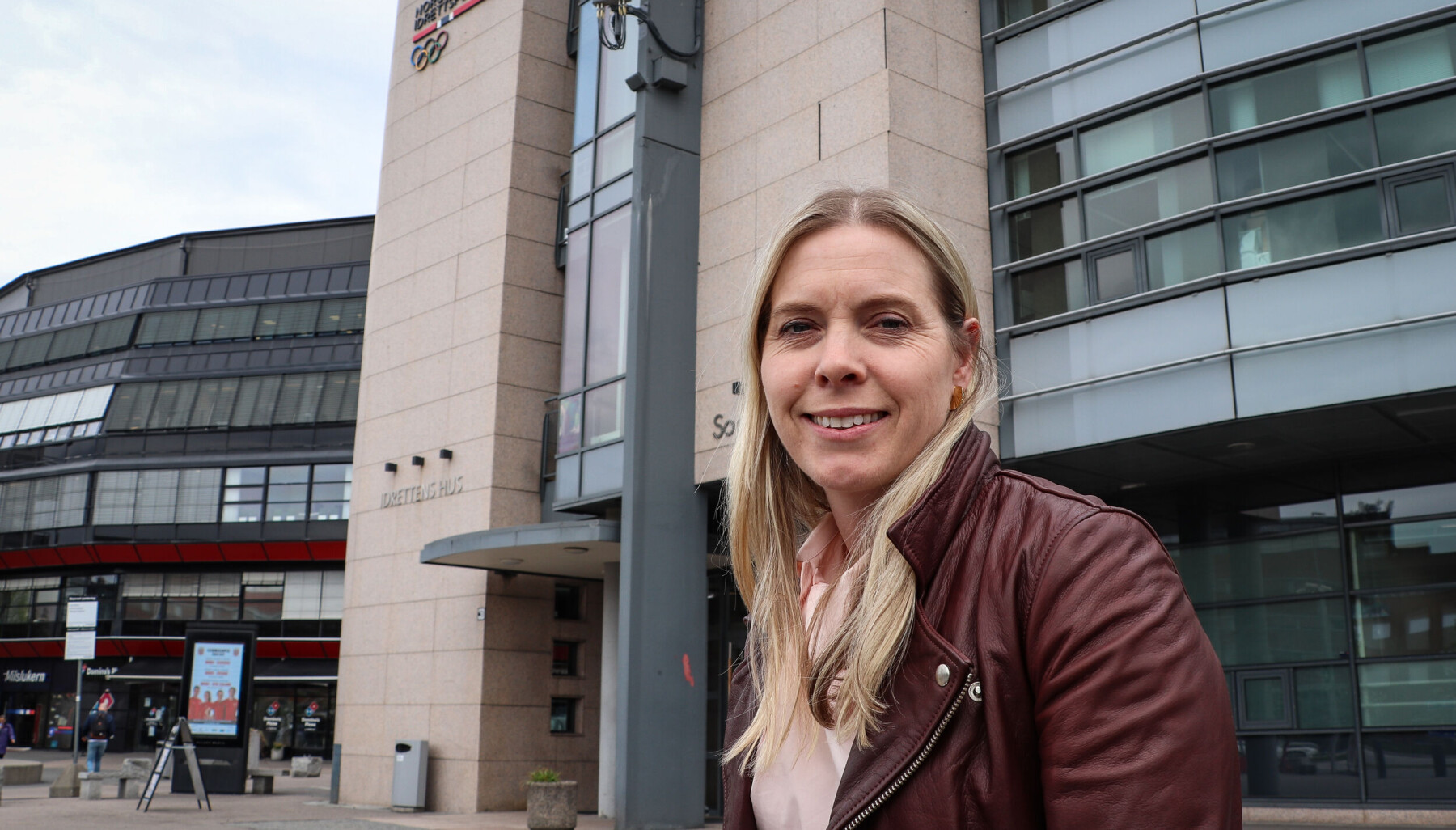 - Hvis vi klarer å få godt fram at vi tar vare på og utvikler folk i alle aldre, så ser jeg lyst på framtida for norsk idrett, sier Else-Marthe. Arbeidsplassen er på Ullevaal stadion, der mesteparten av den over 300 medarbeider store organisasjonen har lokaler. - Hvis vi klarer å få godt fram at vi tar vare på og utvikler folk i alle aldre, så ser jeg lyst på framtida for norsk idrett, sier Else-Marthe. Arbeidsplassen er på Ullevaal stadion, der mesteparten av den over 300 medarbeider store organisasjonen har lokaler.