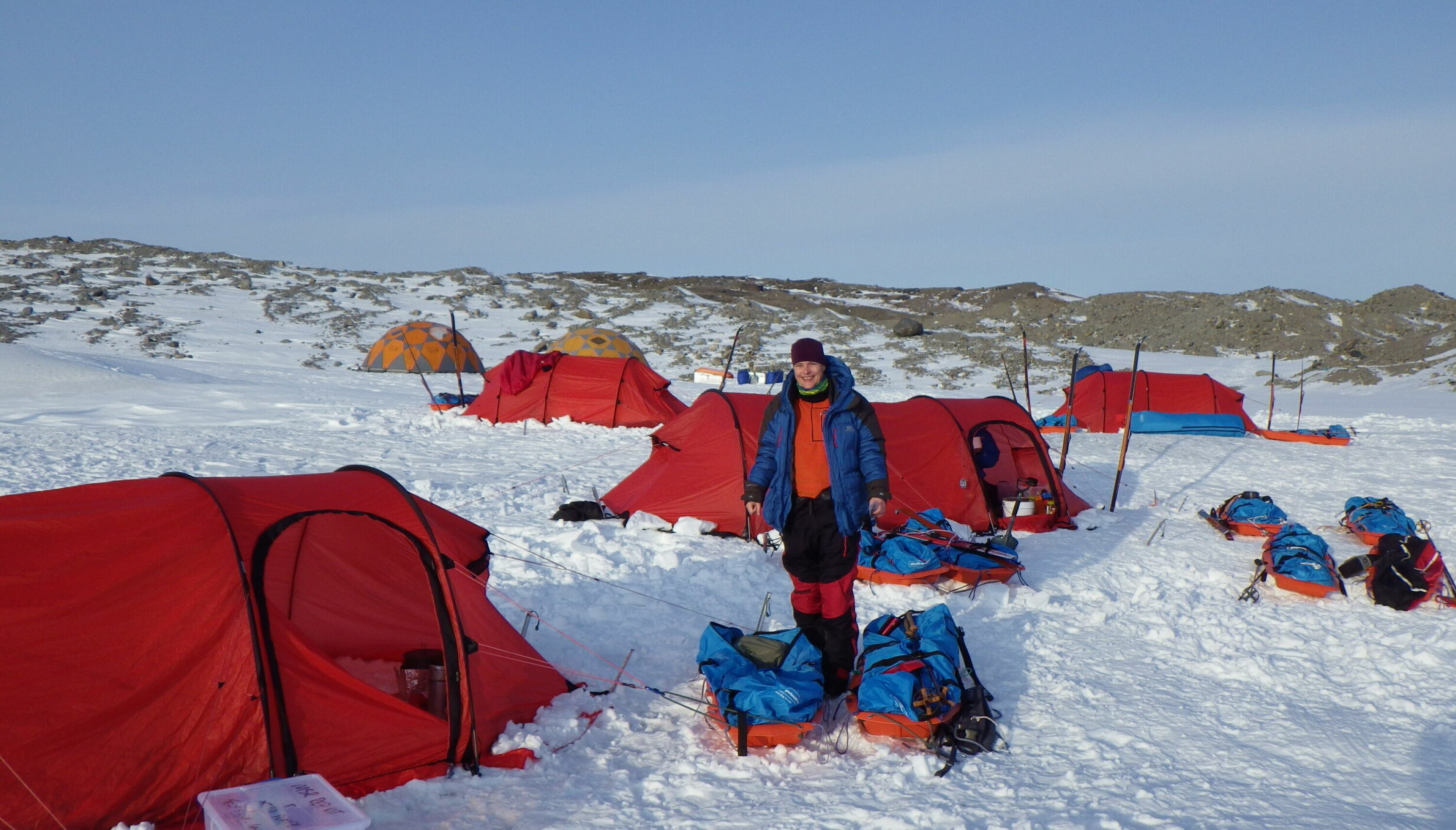 Vind preger mye av Cecilie Steenlands tur på Grønland. Det blir lange dager, krevende strekninger, sette opp telt, ta ned telt, få i seg nok mat og drikke.